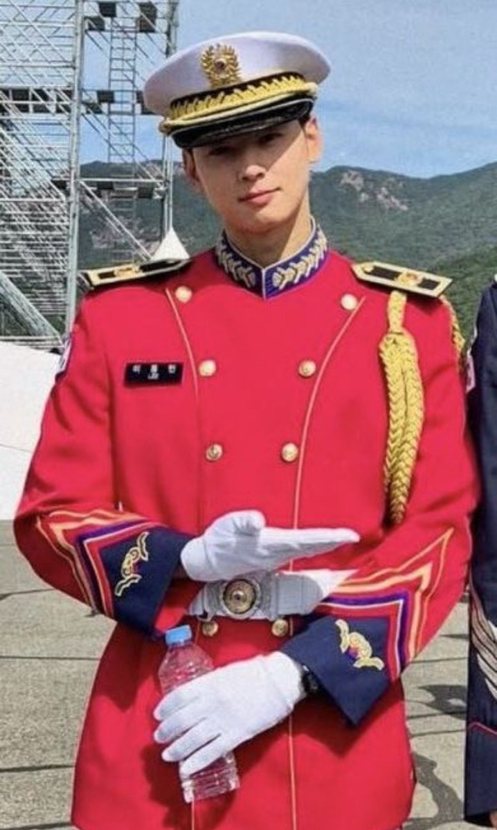 chaeunwoodaily's tweet photo. Sergeant Lee Dongmin (Cha Eunwoo), at the Gyeryong Ground Forces Festival yesterday..

Still effortlessly handsome, even in uniform..🫡

military days left: 117
261002 @CHAEUNWOO_offcl 
#ChaEunWoo | #차은우 | #チャウヌ | #车银优 | #ชาอึนอู | #아스트로 | #ASTRO https://t.co/t8Emlu85ed