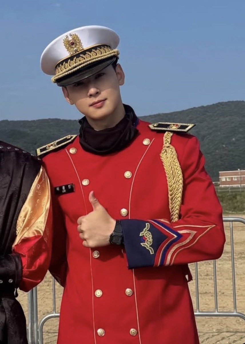 chaeunwoodaily's tweet photo. Sergeant Lee Dongmin (Cha Eunwoo), at the Gyeryong Ground Forces Festival yesterday..

Still effortlessly handsome, even in uniform..🫡

military days left: 117
261002 @CHAEUNWOO_offcl 
#ChaEunWoo | #차은우 | #チャウヌ | #车银优 | #ชาอึนอู | #아스트로 | #ASTRO https://t.co/t8Emlu85ed