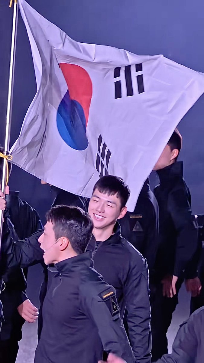 starfess's tweet photo. -star "Kang Daniel itu yang pegang Korea" 
lah emg bener (bendera)

https://t.co/xLEzku6pKX