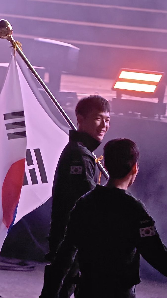 starfess's tweet photo. -star "Kang Daniel itu yang pegang Korea" 
lah emg bener (bendera)

https://t.co/xLEzku6pKX