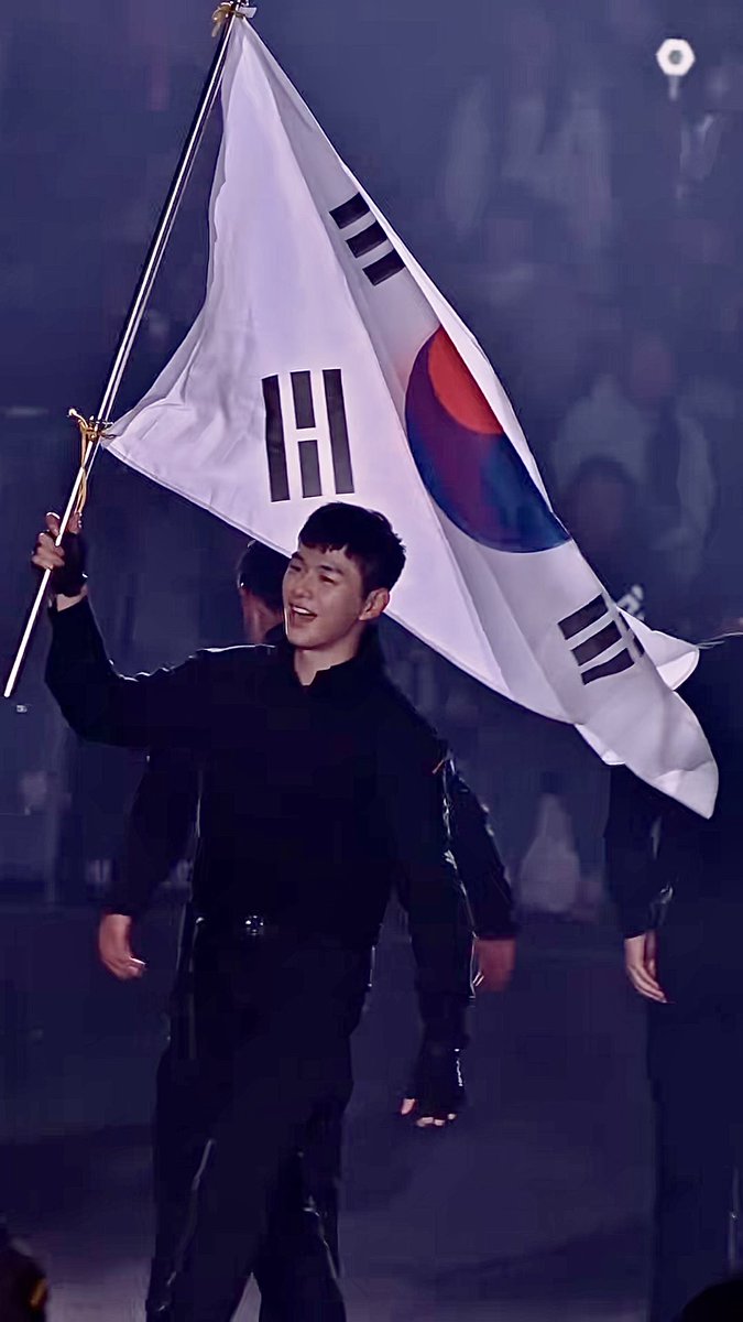 starfess's tweet photo. -star "Kang Daniel itu yang pegang Korea" 
lah emg bener (bendera)

https://t.co/xLEzku6pKX