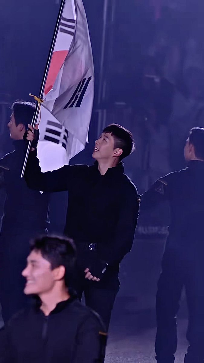 starfess's tweet photo. -star "Kang Daniel itu yang pegang Korea" 
lah emg bener (bendera)

https://t.co/xLEzku6pKX