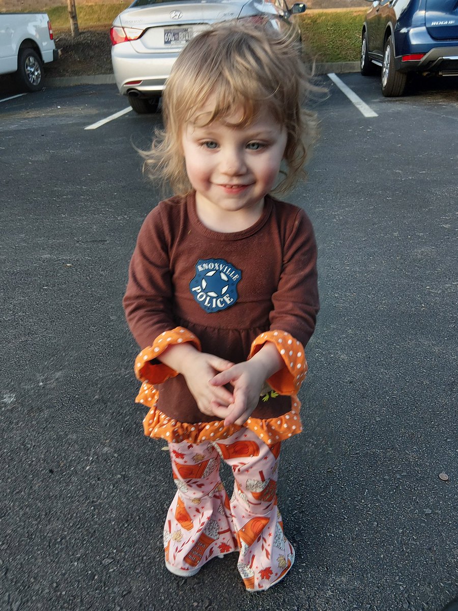 Knoxville_PD's tweet photo. The pictured girl was found wandering alone in the Pinnacle Park apartment complex. She is safe and unharmed, but it is unknown where she lives or who her guardians are. If you have information that could assist responding officers, please call 9-1-1. https://t.co/FrDCCtwUx8
