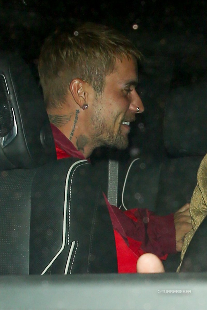 JBAMEDIA's tweet photo. Justin Bieber saliendo de una iglesia en Beverly Hills, CA. 30/09 https://t.co/ZzGU0Irz4F