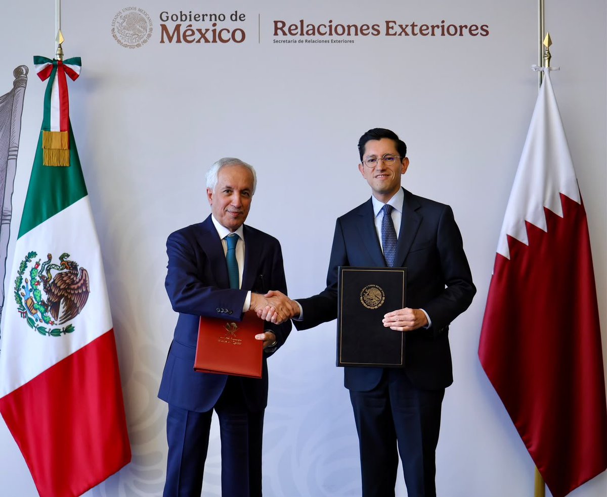 SRE_mx's tweet photo. El secretario Roberto Velasco (@r_velascoa) recibió esta mañana al ministro de Estado para Asuntos Exteriores de @MofaQatar_EN, Sultan bin Saad Al Muraikhi, quien realiza una visita de trabajo para llevar a cabo el III Mecanismo de Consultas en Materia de Interés Común.

Durante la reunión, ambos dialogaron sobre las oportunidades económicas, comerciales y de inversión entre nuestros países. Asimismo, intercambiaron puntos sobre la situación geopolítica actual y los avances en la relación bilateral.

De igual manera, suscribieron dos acuerdos que permitirán seguir profundizando los lazos entre ambos países a 51 años del establecimiento de relaciones diplomáticas.

🇲🇽🇶🇦