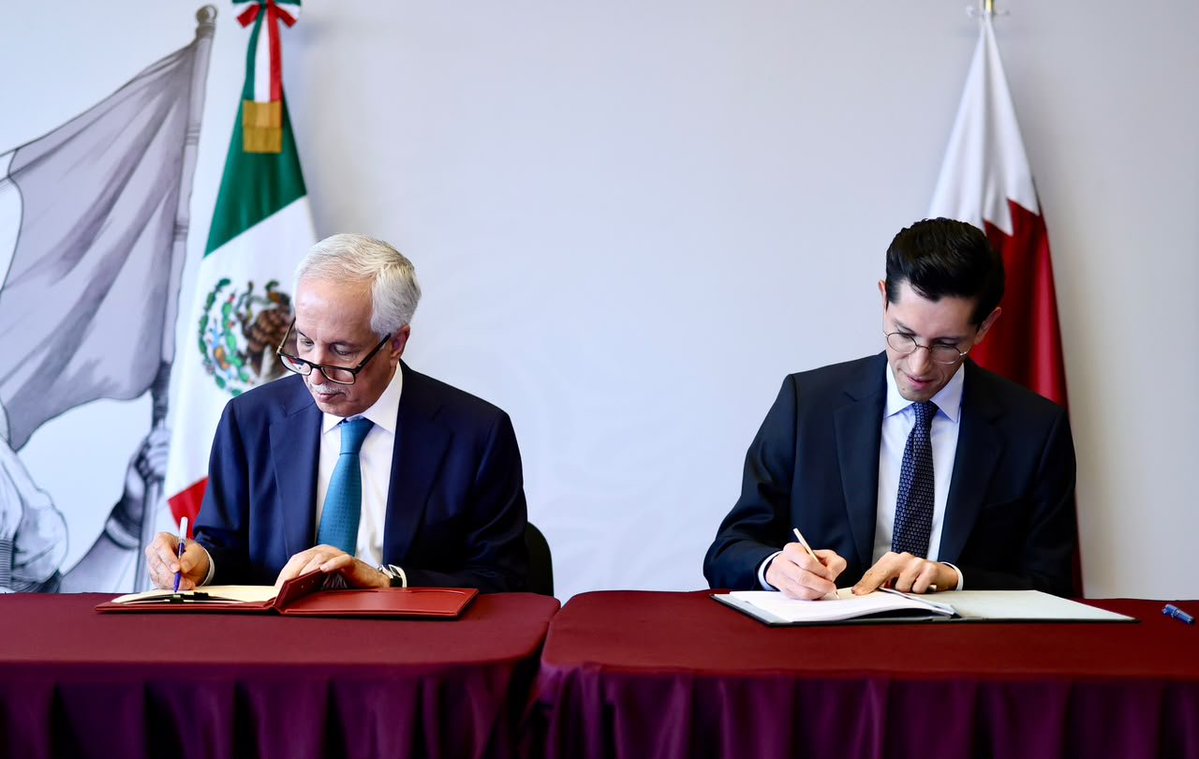 SRE_mx's tweet photo. El secretario Roberto Velasco (@r_velascoa) recibió esta mañana al ministro de Estado para Asuntos Exteriores de @MofaQatar_EN, Sultan bin Saad Al Muraikhi, quien realiza una visita de trabajo para llevar a cabo el III Mecanismo de Consultas en Materia de Interés Común.

Durante la reunión, ambos dialogaron sobre las oportunidades económicas, comerciales y de inversión entre nuestros países. Asimismo, intercambiaron puntos sobre la situación geopolítica actual y los avances en la relación bilateral.

De igual manera, suscribieron dos acuerdos que permitirán seguir profundizando los lazos entre ambos países a 51 años del establecimiento de relaciones diplomáticas.

🇲🇽🇶🇦