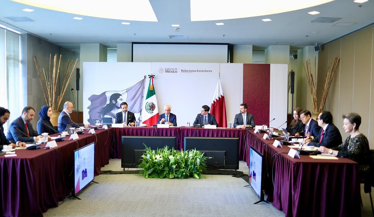 SRE_mx's tweet photo. El secretario Roberto Velasco (@r_velascoa) recibió esta mañana al ministro de Estado para Asuntos Exteriores de @MofaQatar_EN, Sultan bin Saad Al Muraikhi, quien realiza una visita de trabajo para llevar a cabo el III Mecanismo de Consultas en Materia de Interés Común.

Durante la reunión, ambos dialogaron sobre las oportunidades económicas, comerciales y de inversión entre nuestros países. Asimismo, intercambiaron puntos sobre la situación geopolítica actual y los avances en la relación bilateral.

De igual manera, suscribieron dos acuerdos que permitirán seguir profundizando los lazos entre ambos países a 51 años del establecimiento de relaciones diplomáticas.

🇲🇽🇶🇦