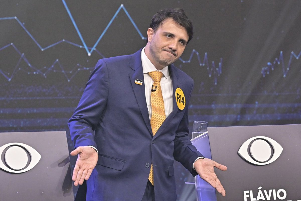 nandaxxie's tweet photo. Flávio Bolsonaro anunciou que NÃO iria ao debate da Globo TRÊS MINUTOS depois da decisão judicial que garantiu a participação de Renan Santos.

Três minutos. https://t.co/0jOZaZMXve