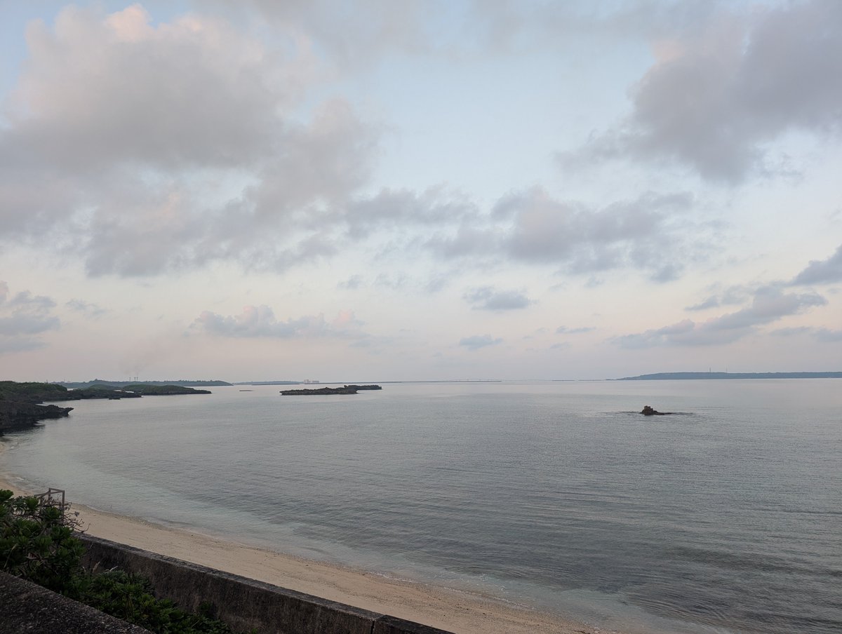 naozone's tweet photo. 宿の庭から眺める伊良部島と伊良部大橋。今日も暑くなりそう。 https://t.co/e2k9xgh8CC