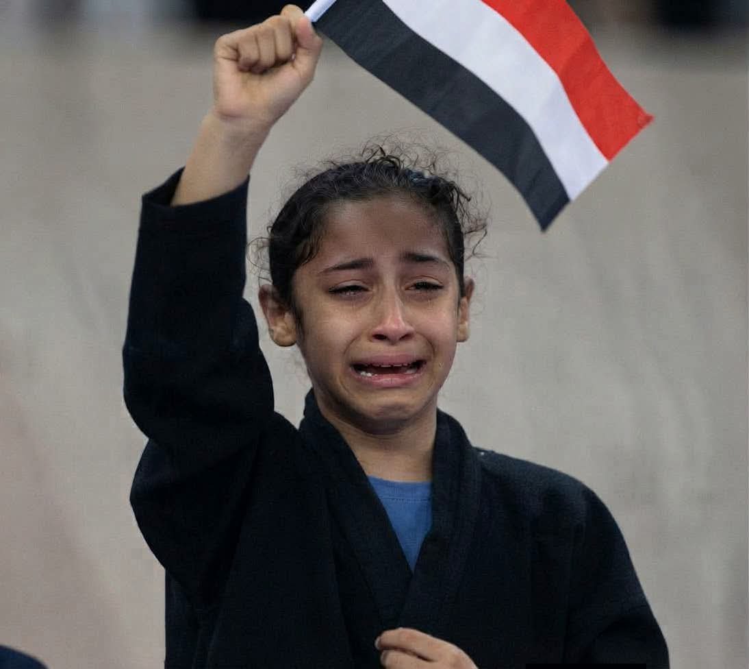 moradfisal90's tweet photo. بكت لأن الفرح في الغربة يشبه الحلم،
وبكت لأن الحلم لا يعيد البيوت المهدمة،
لكنها في تلك اللحظة عرفت أن الوطن
ليس فقط مكانًا نعيش فيه،
بل نبض يجمعنا حتى ونحن بعيدون.

كرة القدم لا تعيد الأوطان،
لكنها تمنح الشتات لحظة يشعرون فيها
أنهم ما زالوا شعبًا واحدًا. https://t.co/vbzd0uZ2qt