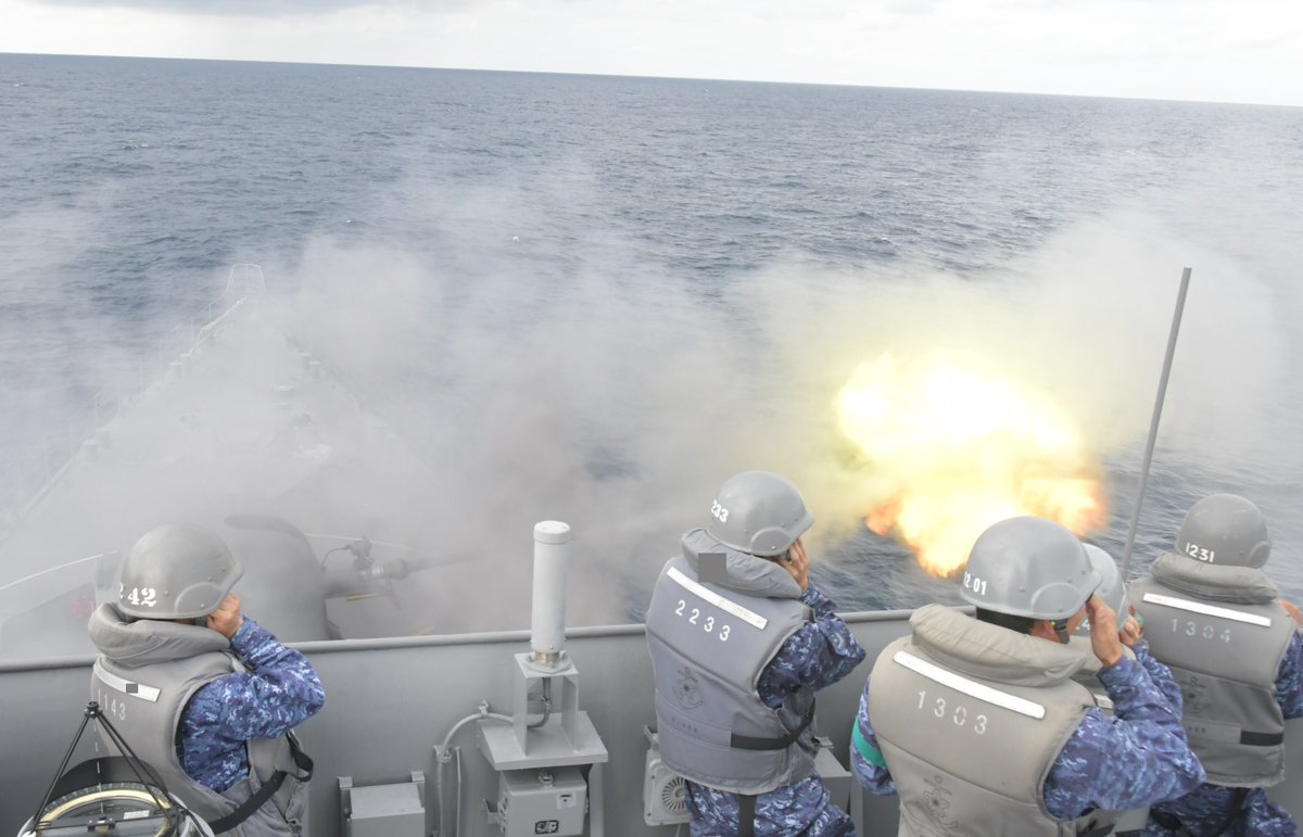 JMSDF_SUF's tweet photo. 護衛艦「じんつう」にて射撃訓練を実施。
新入隊員たちは、目の前で繰り広げられる迫力ある射撃を間近で見学しました。
この経験を糧に、元気ハツラツと日々訓練に励む彼らの姿が印象的です。

#じんつう #水上艦隊 https://t.co/3yALfOzLf9
