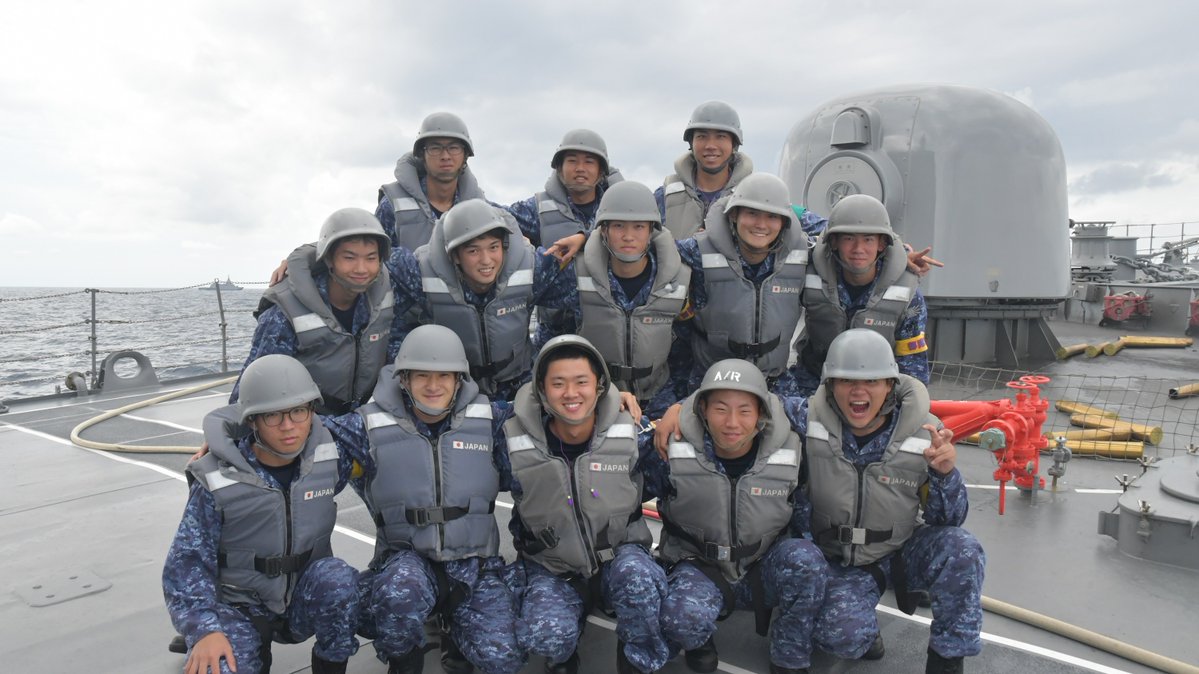 JMSDF_SUF's tweet photo. 護衛艦「じんつう」にて射撃訓練を実施。
新入隊員たちは、目の前で繰り広げられる迫力ある射撃を間近で見学しました。
この経験を糧に、元気ハツラツと日々訓練に励む彼らの姿が印象的です。

#じんつう #水上艦隊 https://t.co/3yALfOzLf9