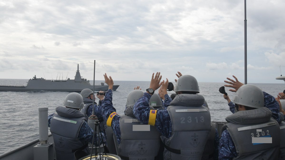 JMSDF_SUF's tweet photo. 護衛艦「じんつう」にて射撃訓練を実施。
新入隊員たちは、目の前で繰り広げられる迫力ある射撃を間近で見学しました。
この経験を糧に、元気ハツラツと日々訓練に励む彼らの姿が印象的です。

#じんつう #水上艦隊 https://t.co/3yALfOzLf9