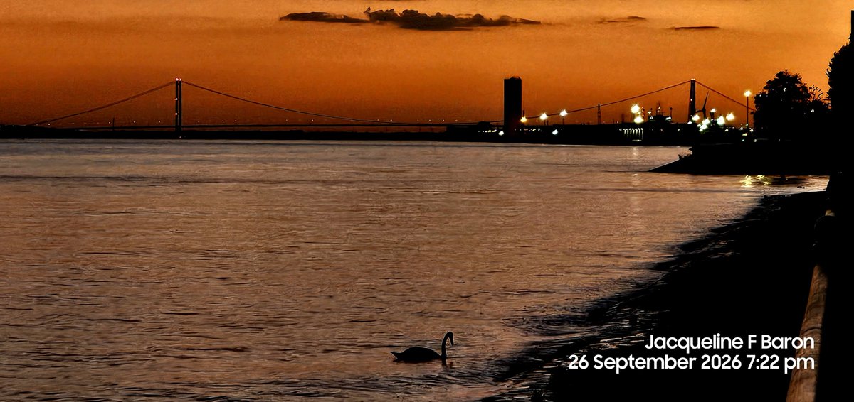 JacquelineFBaro's tweet photo. The Humber Estuary at Sunset! 'Your petalled head of flames  Continuously exploding. Heat is the echo of your Gold.' Solar by Philip Larkin. @PoetryDayUK @PLSoc 🔥☀️#Hull https://t.co/H5IeH7b01o