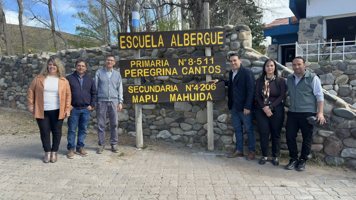 TadeoGZ's tweet photo. Seguimos #recorriendoescuelas de #Malargüe. En la primaria Peregrina Cantos conversamos con el equipo docente y el director sobre el trabajo que vienen realizando y compartimos un rato con los estudiantes.

También recorrimos las instalaciones y conocimos los proyectos que están llevando adelante.

Gracias por recibirnos y por compartir su trabajo!