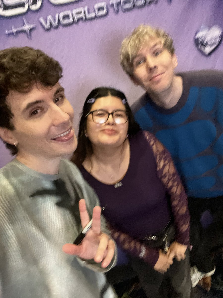 moranxfranta_'s tweet photo. 12 year old me would be jumping for joy right now !!
#hardlaunchtour 💜💜 https://t.co/V13AApXpvV