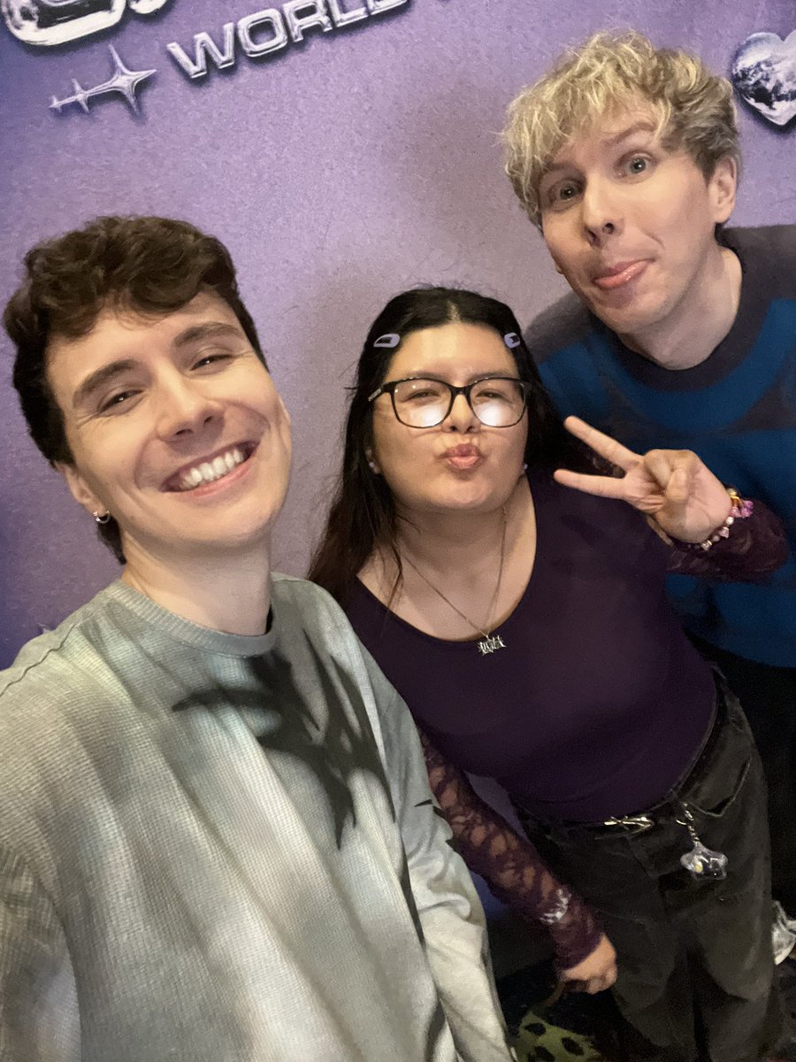 moranxfranta_'s tweet photo. 12 year old me would be jumping for joy right now !!
#hardlaunchtour 💜💜 https://t.co/V13AApXpvV