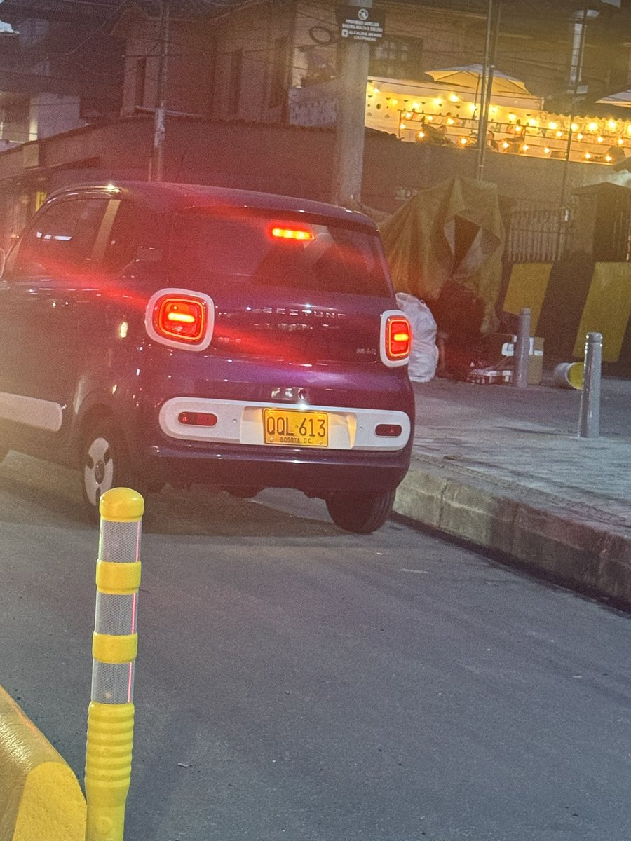 josefdo986's tweet photo. Está tapia se metió en contra vía por el bicicarril  de la 73 entre 10 y 11. @SectorMovilidad 

No nos ayudamos tampoco https://t.co/Dg5ty64kvn