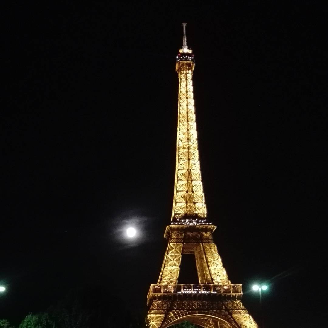 jareds_7qqox's tweet photo. Full moon

#discover #travel #paris #eiffeltower #moon #France https://t.co/Z1H0KTtBJv