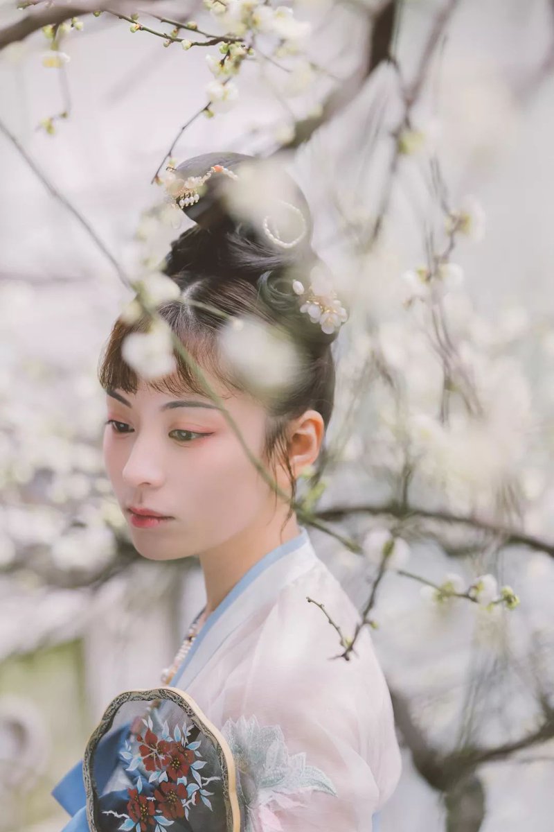 100thddlrose's tweet photo. [Cao Yejia’s shy smile lights up the quiet corner, sweet and unforgettable]， https://t.co/YbKthNTXo2