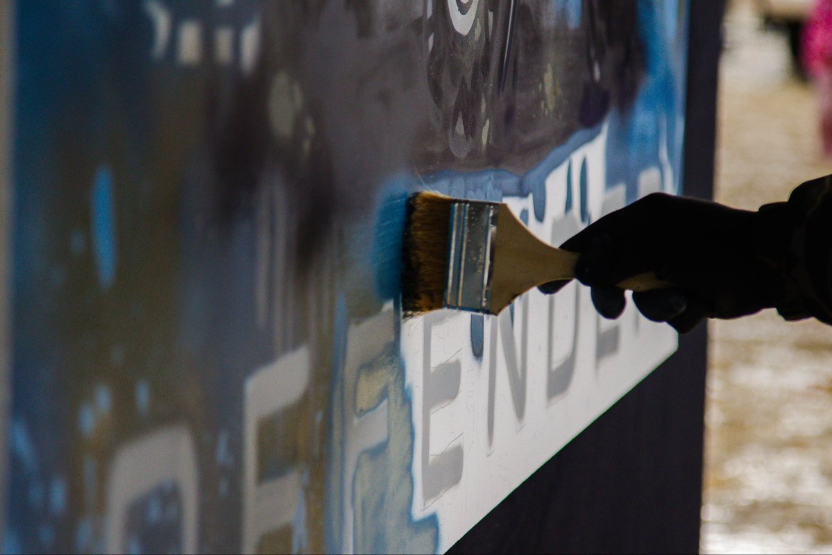 Graffiti_USA's tweet photo. Rain and mud? Bring it. We painted a live canvas for Jaguar Land Rover at Destination Defender in Temecula, mixing spray, brush, and marker over two days. Even the mud made it into the drips. #MuralArt #LiveArt #LandRoverDefender https://t.co/EnN369X26F