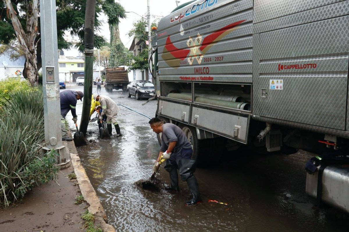 pilarcantero_'s tweet photo. Ya llueve en la zona centro y el oriente de la CDMX. La #lluvia también se dirige hacia el sur. Mientras que en #Xochimilco continúan los trabajos de limpieza por los estragos de ayer. #clima #tlaloc Video #WebcamsMX https://t.co/GjCTuiQC3V