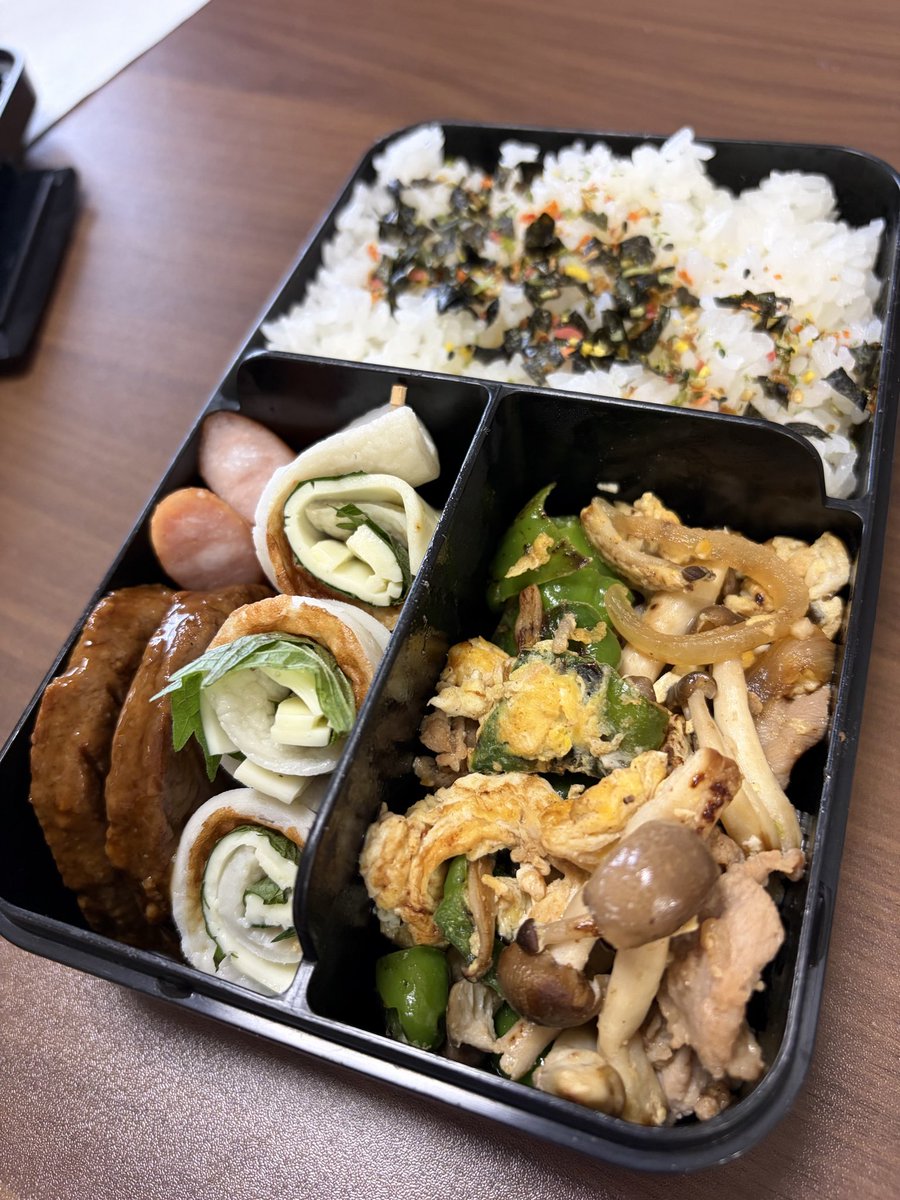 dkaachan1719's tweet photo. 10/1
蓮根サラダ、生姜焼き、ちくわ卵炒���🍱

10/2
ハンバーグ、ちくわくるくる、豚と野菜炒め🍱

秋が1番好きなのですが、今年は暑すぎず比較的秋が長そうで最高です🍂
10月の休みはほぼ予定が埋まり、まずは明日から子供達のお友達家族と旅行に行ってきます！アスレチック楽しみです！ https://t.co/H7uFi23YIK