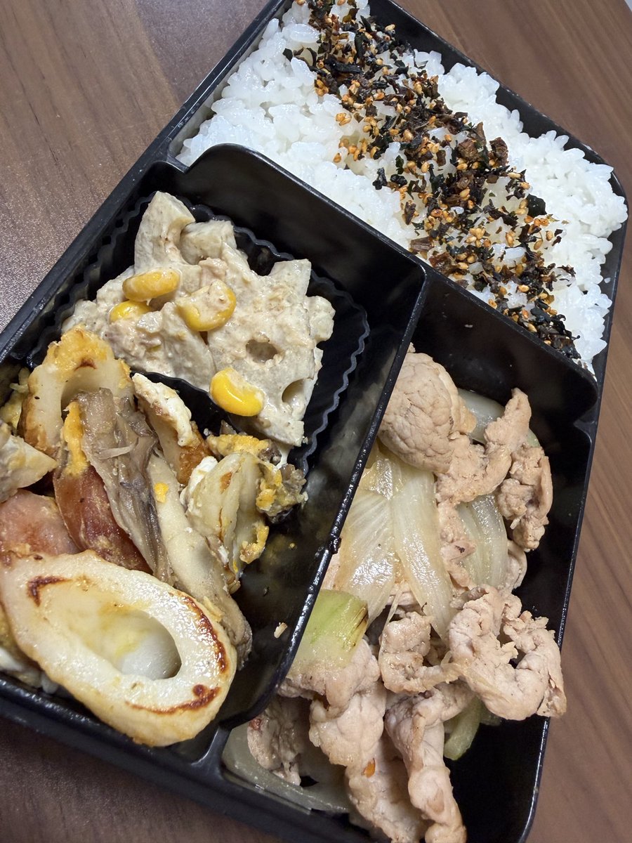 dkaachan1719's tweet photo. 10/1
蓮根サラダ、生姜焼き、ちくわ卵炒���🍱

10/2
ハンバーグ、ちくわくるくる、豚と野菜炒め🍱

秋が1番好きなのですが、今年は暑すぎず比較的秋が長そうで最高です🍂
10月の休みはほぼ予定が埋まり、まずは明日から子供達のお友達家族と旅行に行ってきます！アスレチック楽しみです！ https://t.co/H7uFi23YIK
