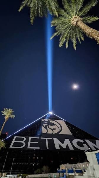 DJTopNotch's tweet photo. I'm booked to stay at The @LuxorLV  from 10/30-11/2 in an all-inclusive package that includes free meals &amp; a free show for 2.  Maybe my buddy @dianagracex will join me for a free dinner and a show so I'm not eating alone like the kid in the lunchroom that has #Kooties https://t.co/RJ0RTuC50G