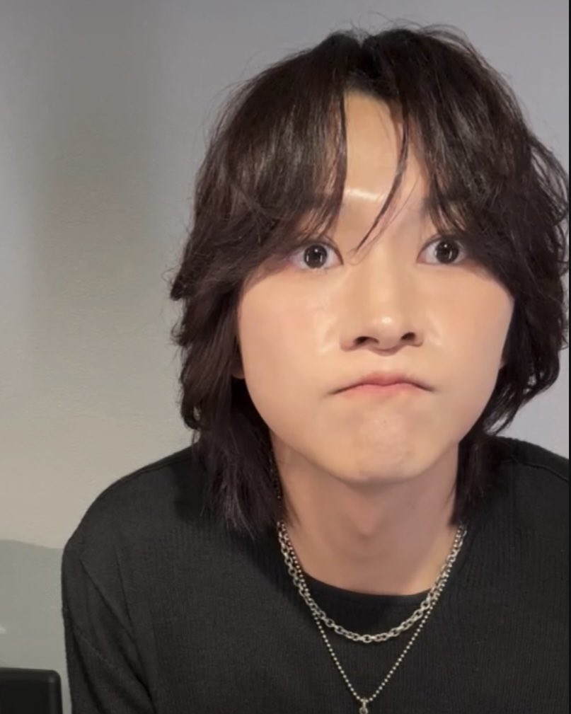 roiisu_m's tweet photo. 昨日の生配信中に地震起きて心配してくれた本多大夢くん、猫ミームそっくりでほんと可愛かった https://t.co/HzgegIhUeW
