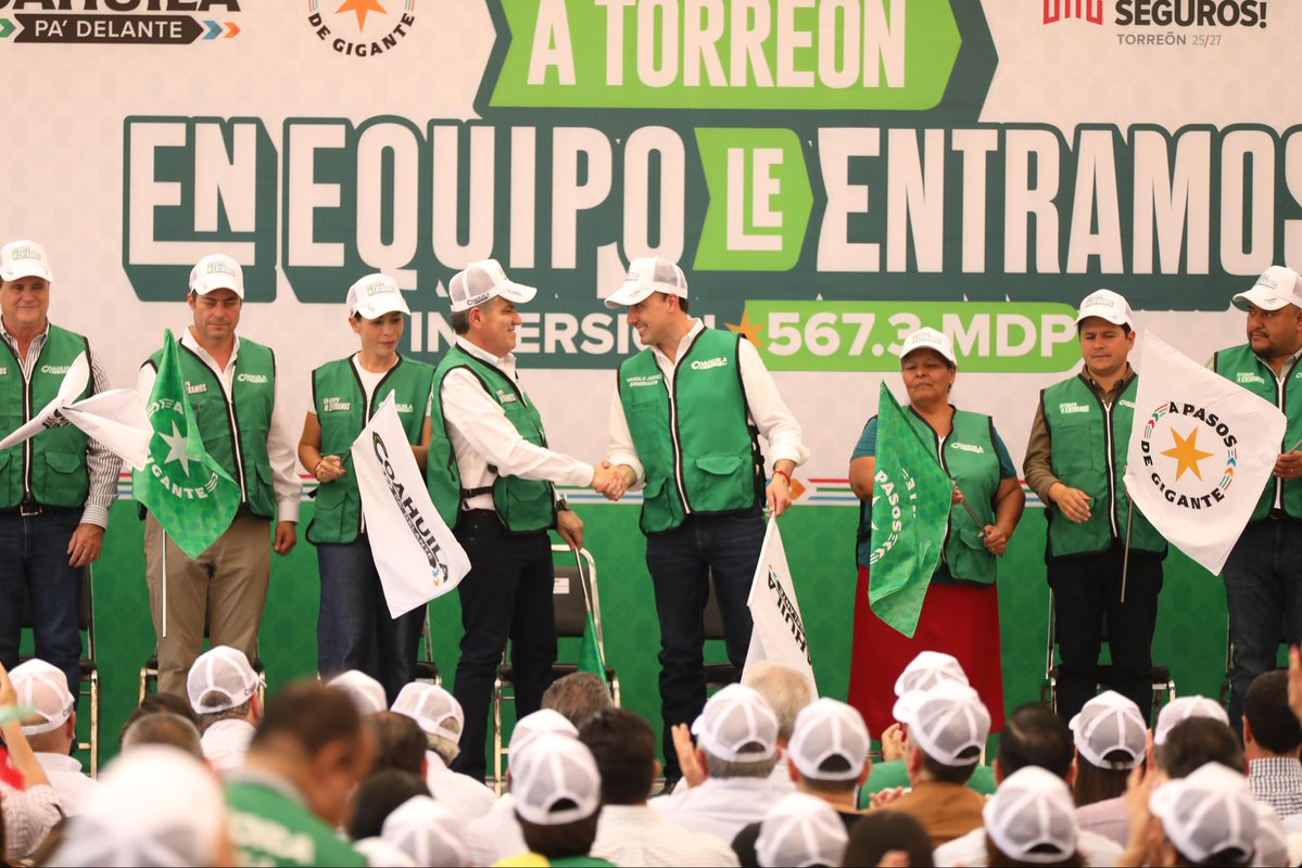 manolojim's tweet photo. ¡A una semana de firmar “En Equipo le Entramos” arrancamos las obras de este gran programa en Torreón! Junto con el alcalde @mrikelme y nuestro gran equipo de @MejoraCoahuila, iniciamos la pavimentación de la colonia Eduardo Guerra y entregamos maquinaria para mejorar más calles. (1/2)