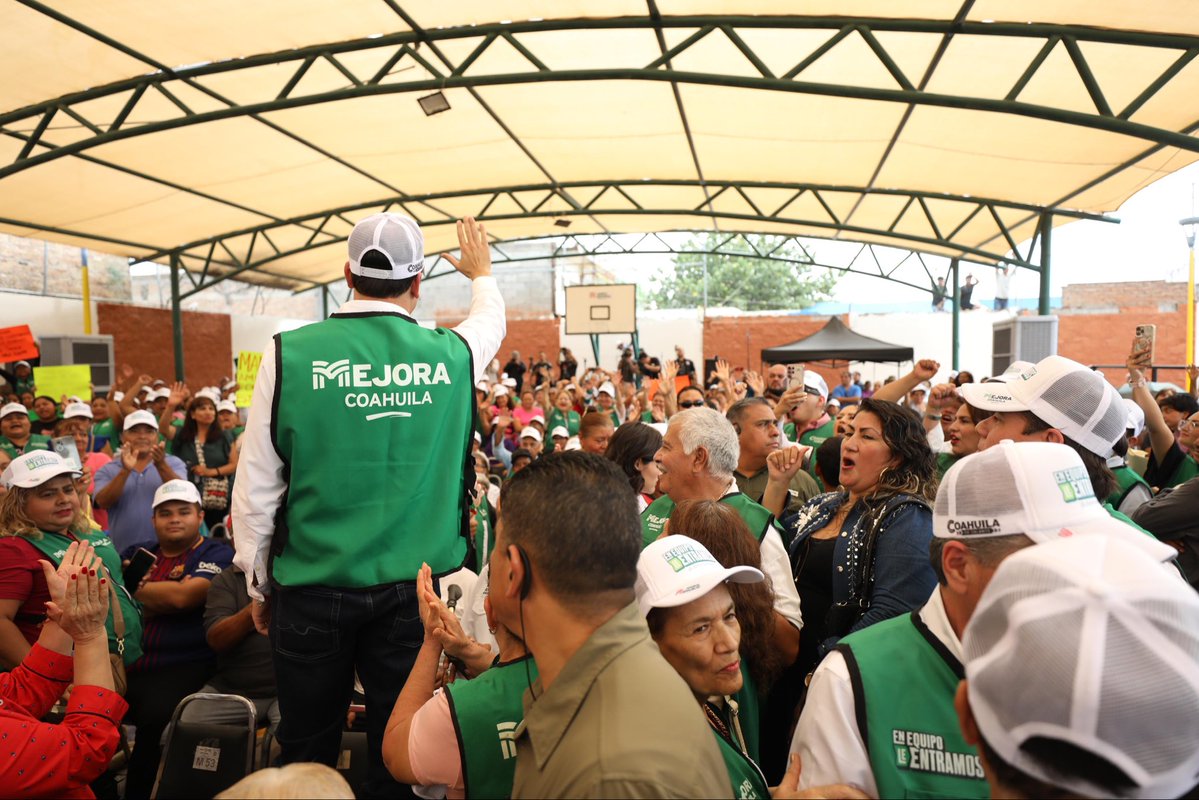 manolojim's tweet photo. ¡A una semana de firmar “En Equipo le Entramos” arrancamos las obras de este gran programa en Torreón! Junto con el alcalde @mrikelme y nuestro gran equipo de @MejoraCoahuila, iniciamos la pavimentación de la colonia Eduardo Guerra y entregamos maquinaria para mejorar más calles. (1/2)