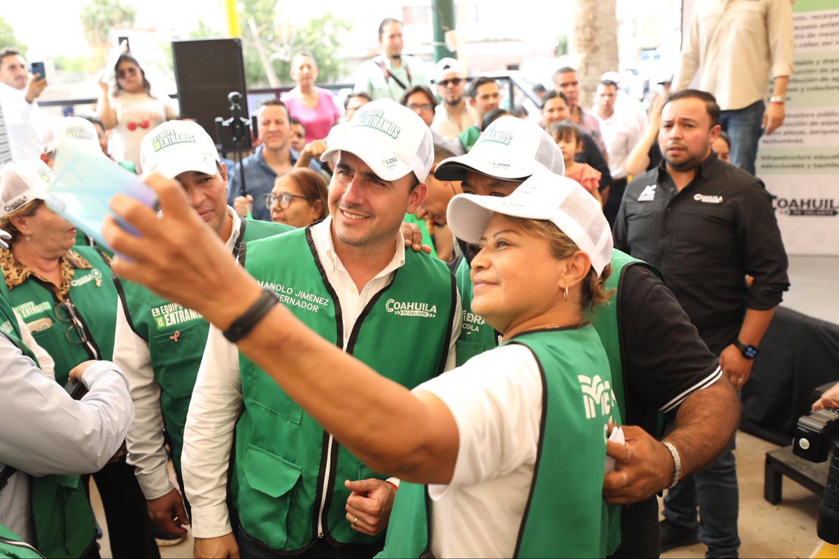 manolojim's tweet photo. ¡A una semana de firmar “En Equipo le Entramos” arrancamos las obras de este gran programa en Torreón! Junto con el alcalde @mrikelme y nuestro gran equipo de @MejoraCoahuila, iniciamos la pavimentación de la colonia Eduardo Guerra y entregamos maquinaria para mejorar más calles. (1/2)