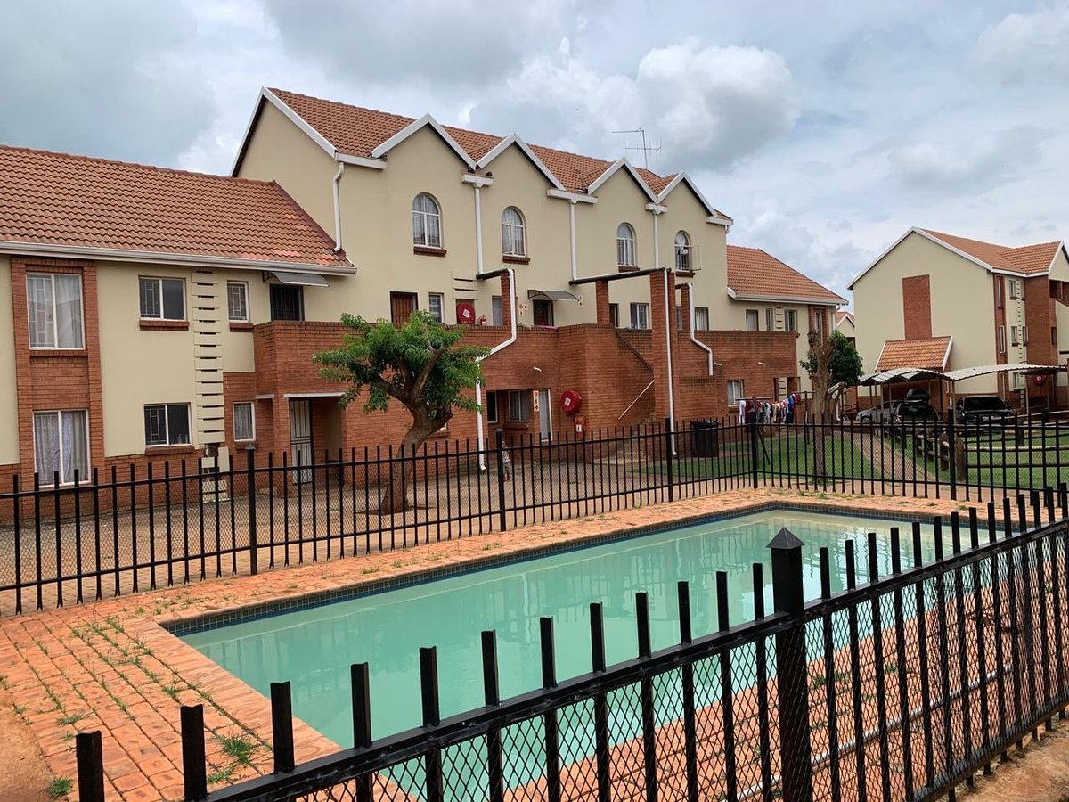 2lani47's tweet photo. 2 Bedroom Ground Floor Apartment – The Orchards 🏡
📍 Seldonne Security Estate, 2 bed, 2 bath comfortable and secure living in the heart of The Orchards, Pretoria North.
💰 Price: 600 000
*Holding FFC &amp; registered with PPRA*
📲 0813417410
📧Thulani@africanhomesproperties.co.za https://t.co/1CNbkdsRKy