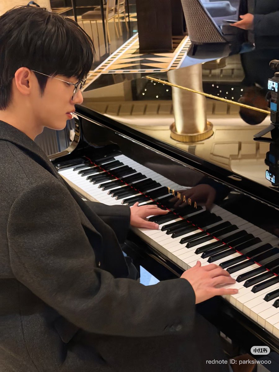Landomee_'s tweet photo. siwoo 🐰 XHS update 01/0/26 
paris in the rain 

You play the piano too? can’t wait the vlog 🇫🇷

#PARKSIWOOPFWSS2 
#PARKSIWOO https://t.co/kt9AbDQYJq