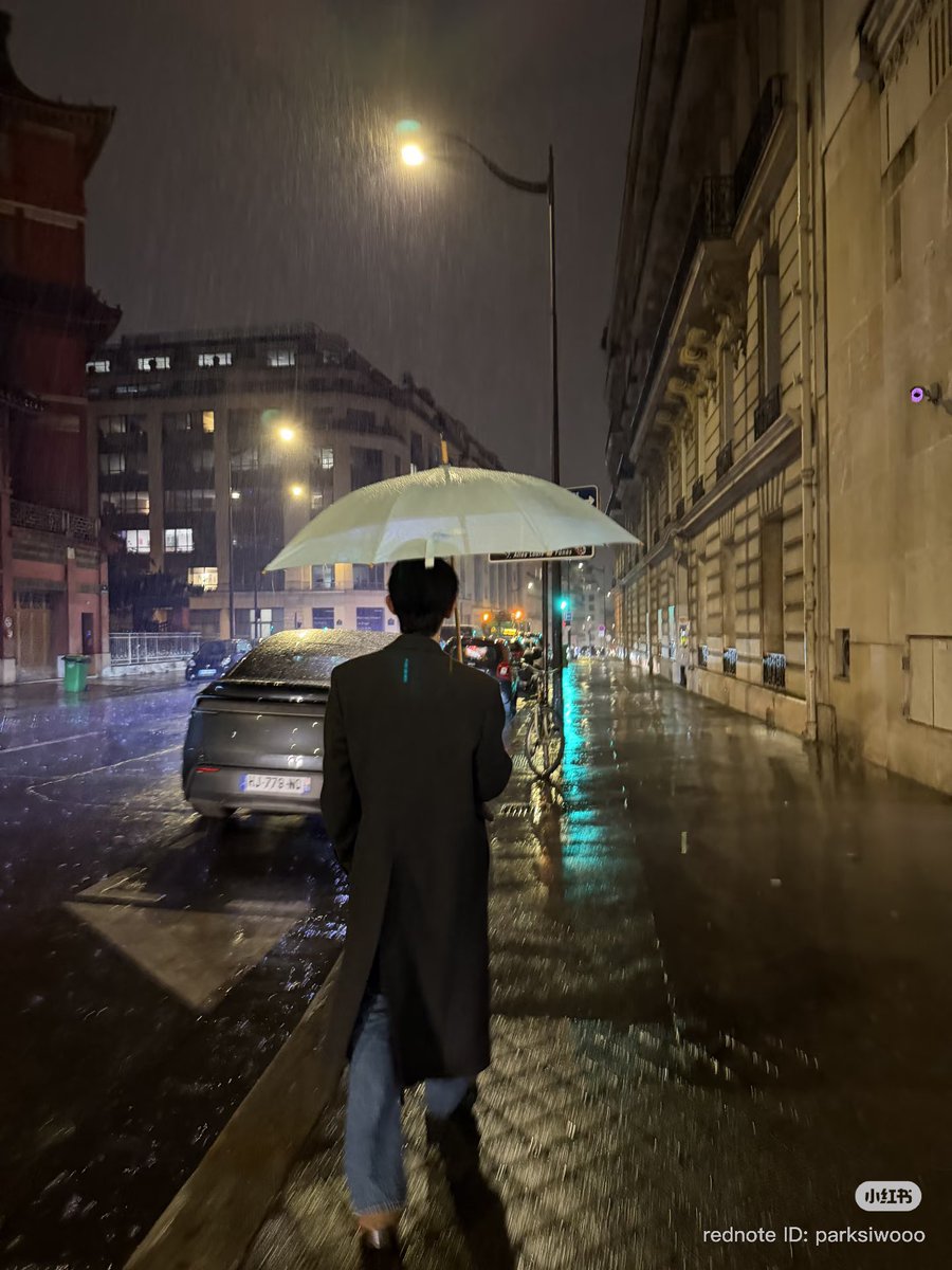 Landomee_'s tweet photo. siwoo 🐰 XHS update 01/0/26 
paris in the rain 

You play the piano too? can’t wait the vlog 🇫🇷

#PARKSIWOOPFWSS2 
#PARKSIWOO https://t.co/kt9AbDQYJq