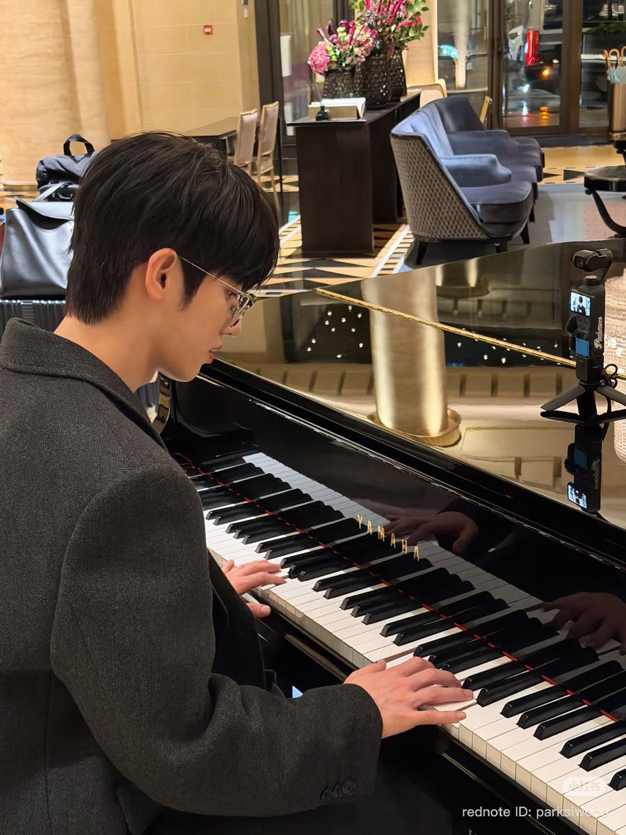 Landomee_'s tweet photo. siwoo 🐰 XHS update 01/0/26 
paris in the rain 

You play the piano too? can’t wait the vlog 🇫🇷

#PARKSIWOOPFWSS2 
#PARKSIWOO https://t.co/kt9AbDQYJq