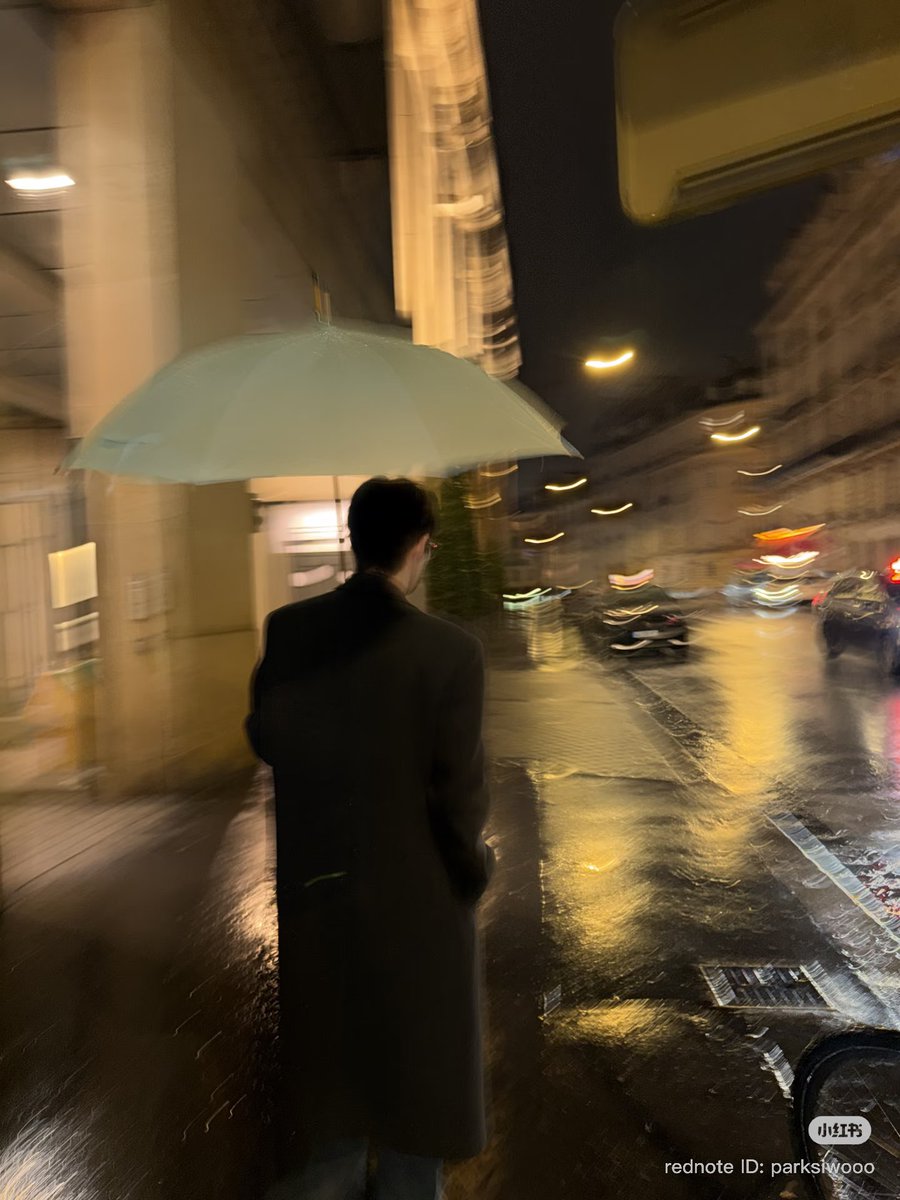Landomee_'s tweet photo. siwoo 🐰 XHS update 01/0/26 
paris in the rain 

You play the piano too? can’t wait the vlog 🇫🇷

#PARKSIWOOPFWSS2 
#PARKSIWOO https://t.co/kt9AbDQYJq