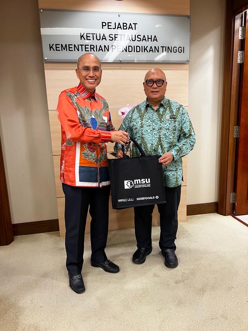 MohdShukriYajid's tweet photo. It was a privilege to meet Dato’ Ts. Dr. Haji Aminuddin Hassim, Secretary-General of the Ministry of Higher Education, during a courtesy visit to @MOHEOfficial. @MSUMalaysia remains committed to supporting MOHE’s aspirations in advancing higher education excellence, nurturing future-ready talent, and strengthening Malaysia’s global education standing. Thank you for the warm reception. @MSUMalaysia @YayasanMSU #MSUMalaysia