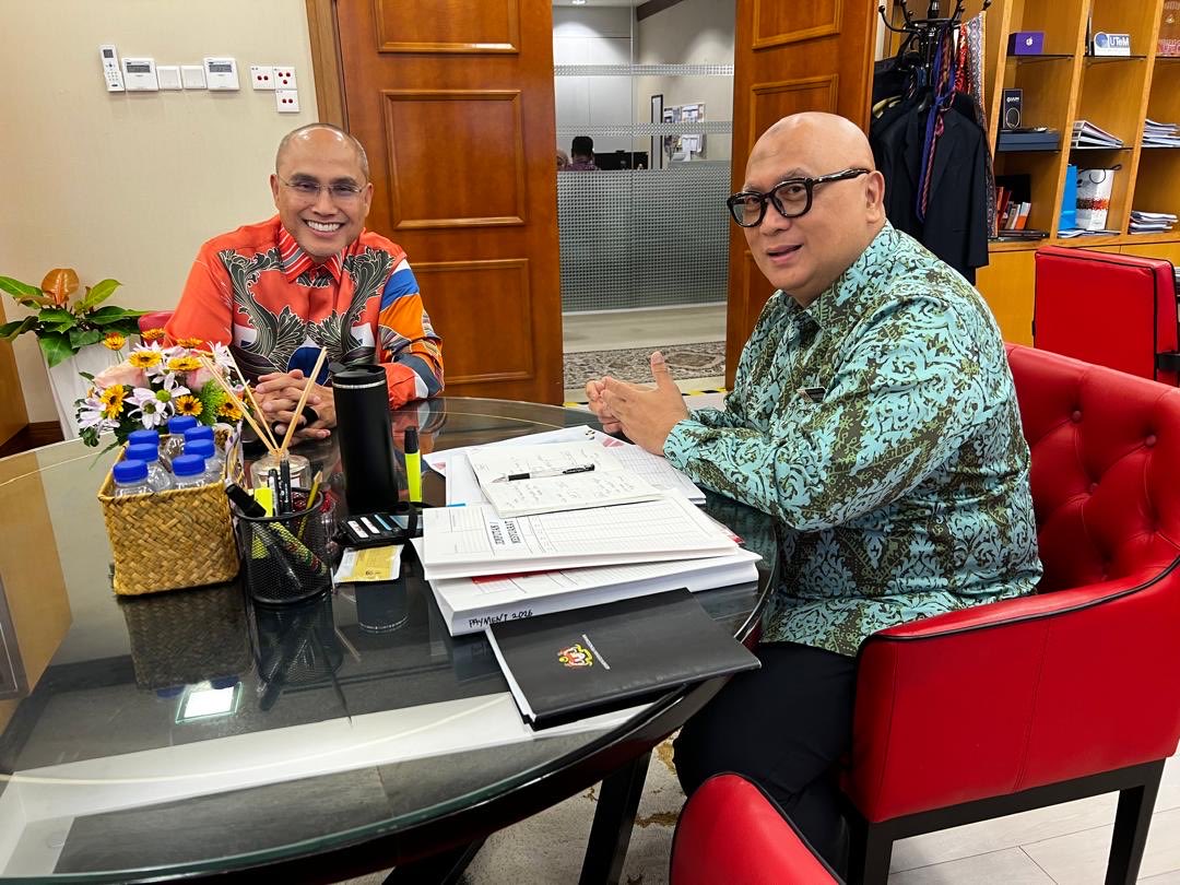 MohdShukriYajid's tweet photo. It was a privilege to meet Dato’ Ts. Dr. Haji Aminuddin Hassim, Secretary-General of the Ministry of Higher Education, during a courtesy visit to @MOHEOfficial. @MSUMalaysia remains committed to supporting MOHE’s aspirations in advancing higher education excellence, nurturing future-ready talent, and strengthening Malaysia’s global education standing. Thank you for the warm reception. @MSUMalaysia @YayasanMSU #MSUMalaysia