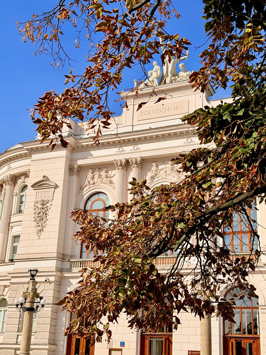 pink0dinosaur's tweet photo. October 1st 😍🍂📚 https://t.co/CEJizne9U6