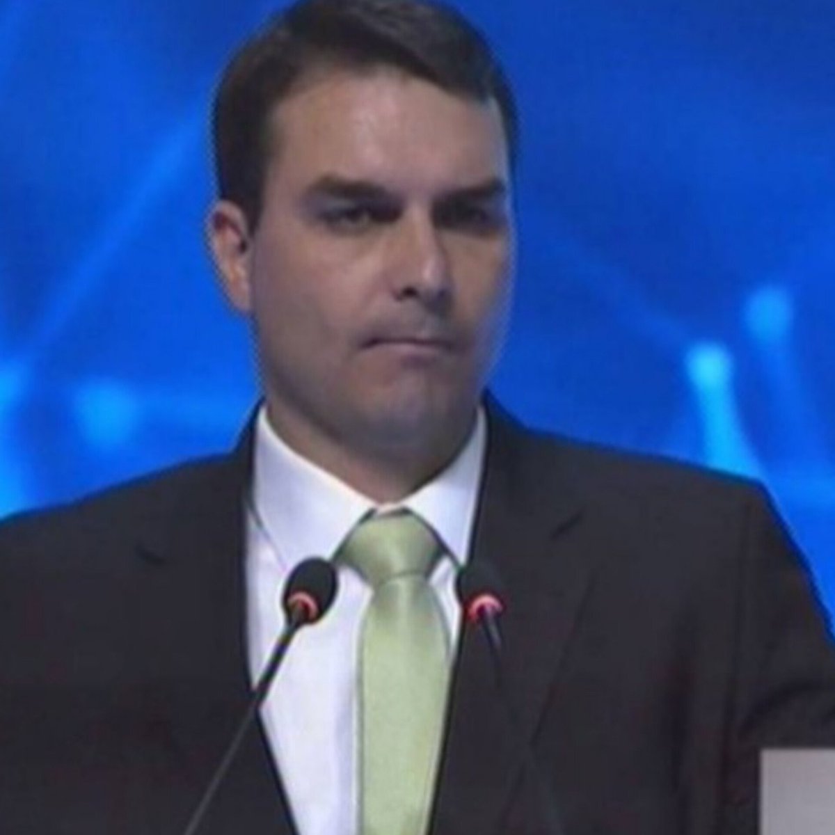 JFreiress_'s tweet photo. A Camila Bomfim na central da GloboNews detonou o Flávio Bolsonaro: adiantou alguma coisa o Flávio Bolsonaro falar grosso no comício, chamar o Lula para o debate e fugir na última hora?

Em todas as redes já viralizou: Flávio Bolsonaro está sendo chamado de covarde e cagão por desistir do debate na última hora. Isso vai pegar muito mal para ele com os eleitores indecisos, porque ninguém gosta de candidato que fala muito e na hora H dá para trás!