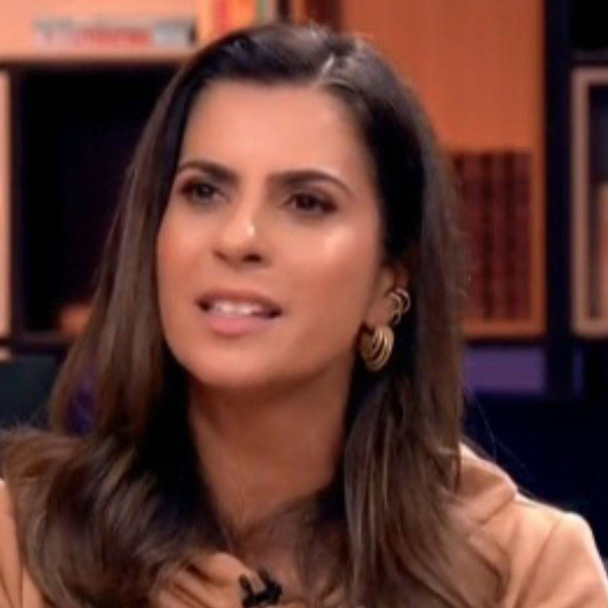 JFreiress_'s tweet photo. A Camila Bomfim na central da GloboNews detonou o Flávio Bolsonaro: adiantou alguma coisa o Flávio Bolsonaro falar grosso no comício, chamar o Lula para o debate e fugir na última hora?

Em todas as redes já viralizou: Flávio Bolsonaro está sendo chamado de covarde e cagão por desistir do debate na última hora. Isso vai pegar muito mal para ele com os eleitores indecisos, porque ninguém gosta de candidato que fala muito e na hora H dá para trás!