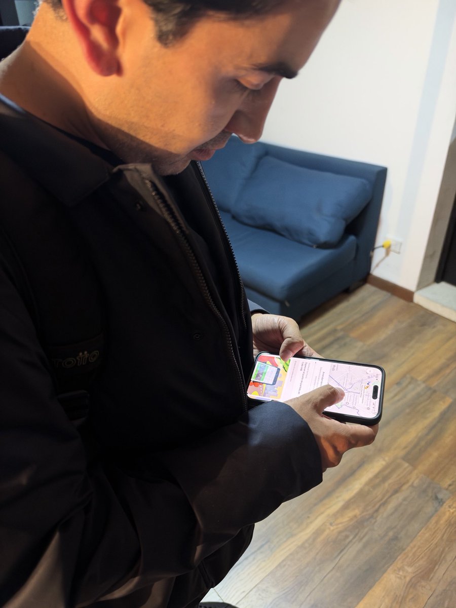 SantiagoVelezP's tweet photo. Hoy conocí el esquema de seguridad de Briceño y hasta lo vi coordinando con su jefe de seguridad: “Tu conductor está a 3 minutos”, le dijo. https://t.co/V7lir7MXmT