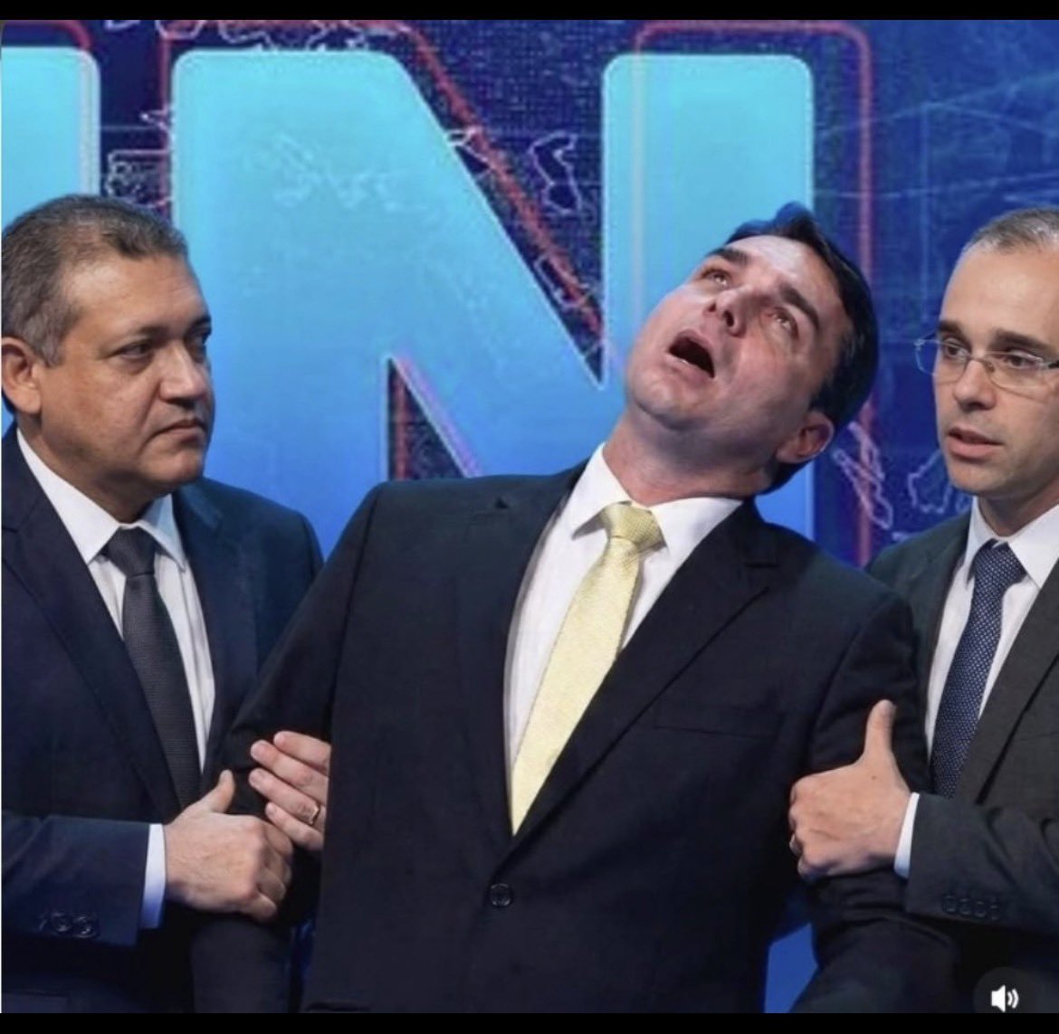 pin41624's tweet photo. @folha Cagao... imitando o Lula! https://t.co/znm5I4ndfR
