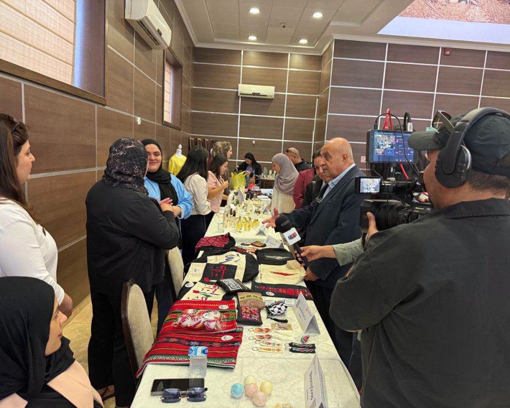 Gaza_Pa_'s tweet photo. من بيت لحم إلى العالم حين تتحول الحرفة إلى فرصة
تطلق جمعية نساء الشمس منصة إلكترونية تفتح أمام رائدات الأعمال في بيت لحم طريقًا جديدًا نحو الأسواق العالمية عبر دعم مشاريعهن وتسويق منتجاتهن في خطوة تعزز حضور المرأة اقتصاديًا وتحوّل الإبداع المحلي إلى فرص أوسع للنمو والوصول https://t.co/sy7PSHvm1l