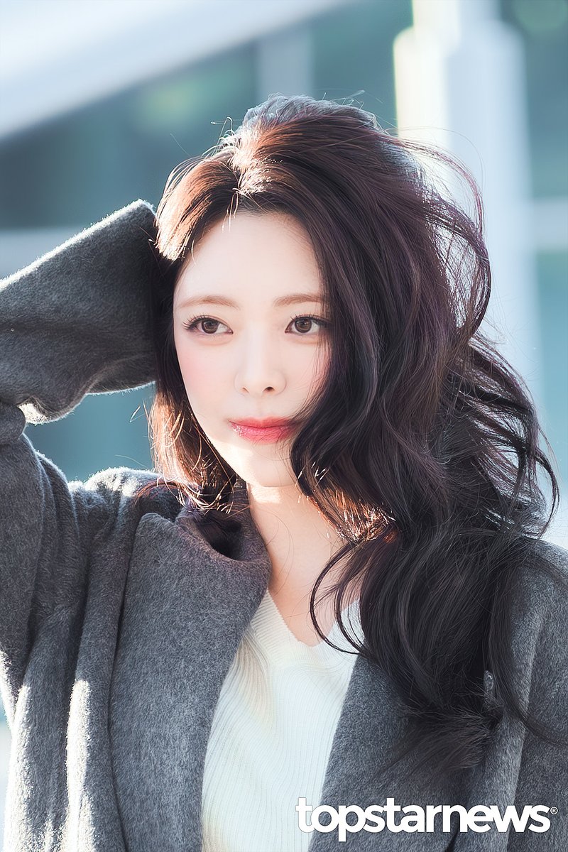 TSN_PHOTO's tweet photo. [HD포토] 있지 유나, ‘헝클어진 머리가 이렇게 예쁘다고?’ (인천공항 출국) #유나 #있지 #ITZY #인천공항 #출국 #입국 #프리뷰 https://t.co/THOnDg1d7u <- Original Photo https://t.co/bd3yRWV5o7