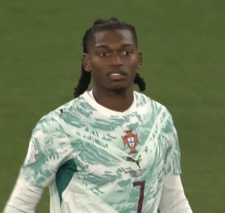 1SMi_'s tweet photo. مغادرة كريستيانو رونالدو معسكر المنتخب؟

🚨🚨🚨🚨🚨🗣️ رافاييل لياو:

هذا أمر لا يخصنا

لقد أثبتنا أننا مجموعة واحدة، وأنا متأكد من أنه سعيد في المنزل بهذا الفوز 

علاقتي به جيدة، وأنا أعرف شخصيته

الأهم هو الفريق

حصلنا على ثلاث نقاط إضافية وأصبحنا في صدارة المجموعة

الآن علينا أن نرتاح ونستعد لمباراة الاثنين.

هذه مسألة لا تخصنا، والأهم هو المجموعة وكيف نتصرف كمجموعة