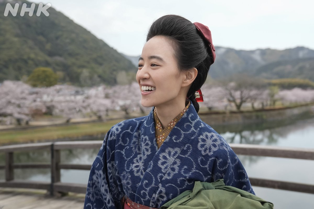 asadora_bk_nhk's tweet photo. 桜が舞う季節、珠は高等女学校の4年生となりました🌸
村上蘭さんからバトンを受け取り、成長した珠を演じる石橋静河さんが登場！

初登場のシー���はNHK ONEで配信中📱
https://t.co/pgXoOk15L1

#石橋静河
#ブラッサム https://t.co/wKxP0ACpQe