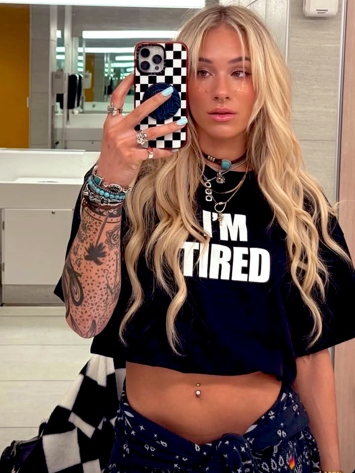 SOLARSlREN's tweet photo. Busy day, the shirt was a perfect choice for the mood of the night. https://t.co/ioHGUT11lF